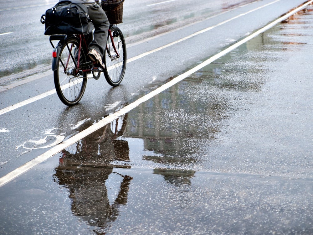 andare in bicicletta con la pioggia